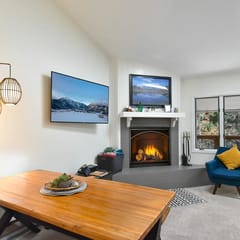 Windwood Bluebird Townhome - Walk to Town, Close to Everything!