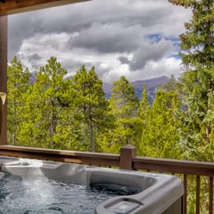 Sun Breck Lodge - Panoramic Mountain Views & Hot Tub