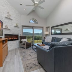 Lake Forest Lakeview Condo: Mountain Views, Close to Town