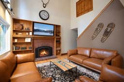 Evergreen Escape: Private Hot Tub & Sauna, On Shuttle Route - Image 2