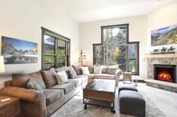 Red Hawk Townhome - Walk to Lifts, Pool/Hot Tub Access - Image 3