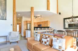 Elk Ridge Retreat Townhome: Private Hot Tub & Pool Access - Image 5
