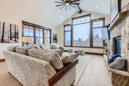 Deere Retreat Home: Hot Tub, Stylish - Image 5
