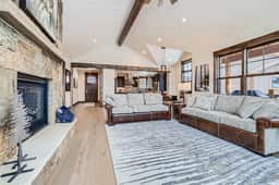 Deere Retreat Home: Hot Tub, Stylish - Image 2