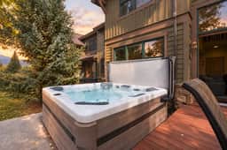 Highland Greens Townhome: Long-Stay Lodging, Private Hot Tub - Image 2
