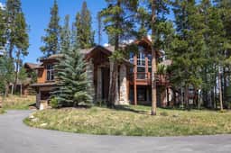 Snowy Point Chalet: True Mountain Luxury - Image 3