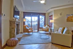 Crystal Peak Pioneer Condo: Slopeside Luxury - Image 2