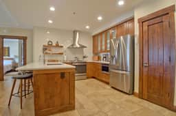 Crystal Peak Pioneer Condo: Slopeside Luxury - Image 4