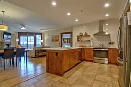Crystal Peak Pioneer Condo: Slopeside Luxury - Image 3