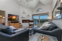 Lake Forest Lakeview Condo: Mountain Views, Close to Town - Image 2