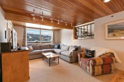 Sunrise Ridge Townhome: Hot Tub, Stunning Views - Image 2