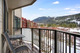 Cinnamon Ridge Après Ski Retreat: Private Hot Tub + Walk to Slopes - Image 5