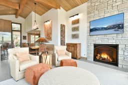 Lonestar Lodge: Sweeping Mountain Views, Hot Tub & Patio - Image 3