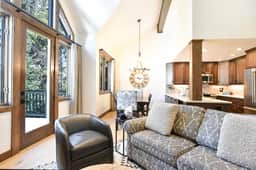 Highlander Townhome: Walk to Lifts, Walk to Town, Close to Everything! - Image 3
