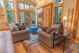White Wolf Mountain Air Townhome: Elegant Retreat - Image 3