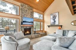 Belle Vue Estate: Mountain Views and Private Hot Tub - Image 2