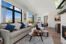 Skywalk Flats Mountainview Condo: Downtown, Rooftop Hot Tubs - Image 4
