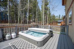 Quicksilver Chalet: Hot Tub, Sleeps 10 - Image 2