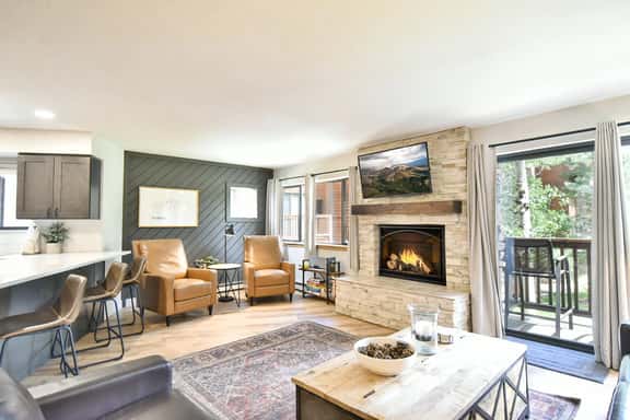 Pine Ridge Off-Piste Condo - Ski In, Walk to Downtown! - Image 1