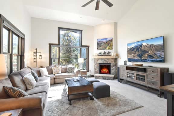 Red Hawk Townhome - Walk to Lifts, Pool/Hot Tub Access - Image 1