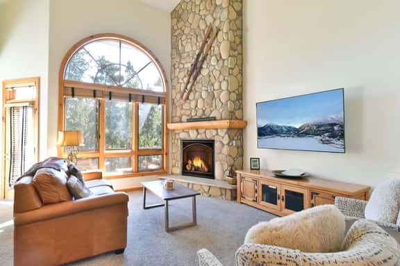 Elk Ridge Retreat Townhome: Private Hot Tub & Pool Access - Image 1