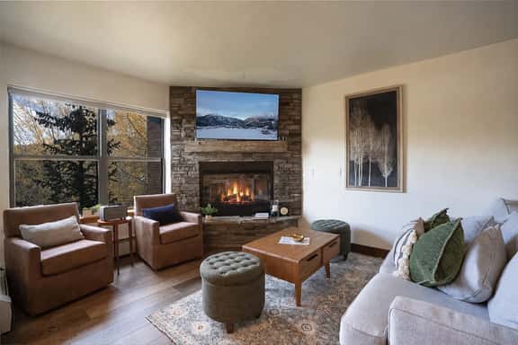 River Mountain Lodge Downtown Condo - Ski In, Mountain Views, Pool/Hot Tub - Image 1