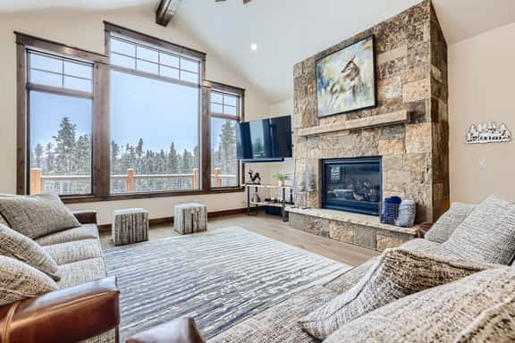 Deere Retreat Home: Hot Tub, Stylish - Image 1