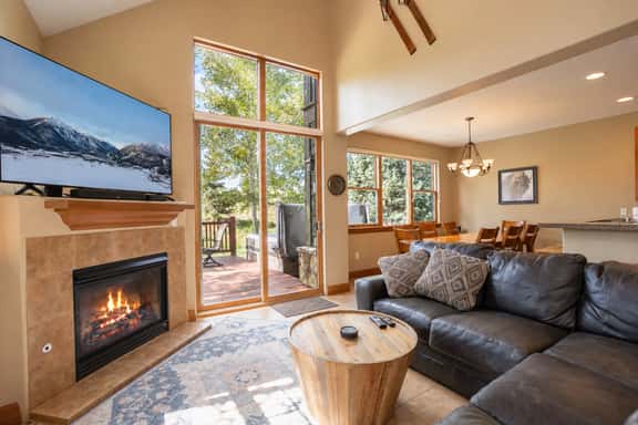 Highland Greens Townhome: Long-Stay Lodging, Private Hot Tub - Image 1