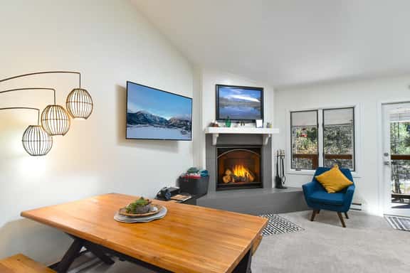 Windwood Bluebird Townhome - Walk to Town, Close to Everything! - Image 1