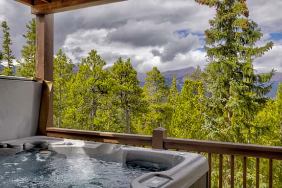 Sun Breck Lodge - Panoramic Mountain Views & Hot Tub - Image 1