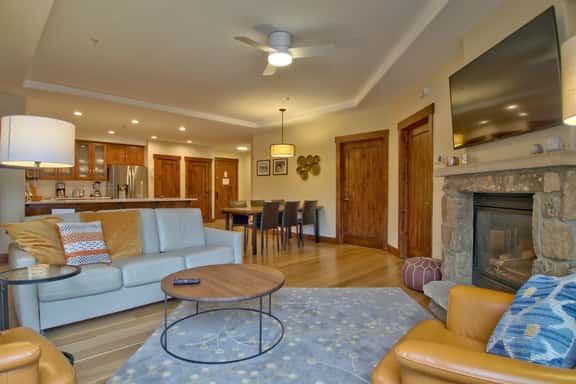Crystal Peak Pioneer Condo: Slopeside Luxury - Image 1