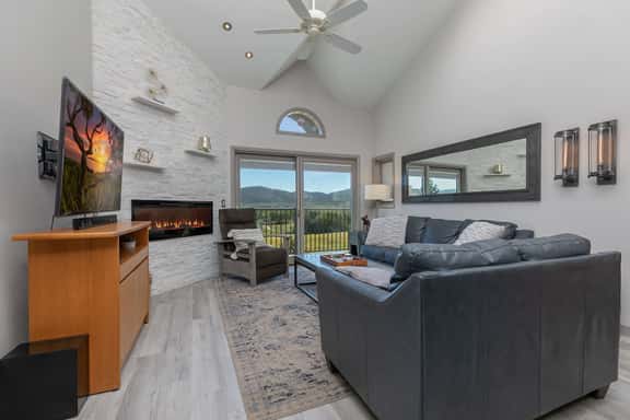 Lake Forest Lakeview Condo: Mountain Views, Close to Town - Image 1