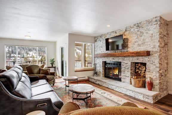 Cinnamon Ridge Après Ski Retreat: Private Hot Tub + Walk to Slopes - Image 1