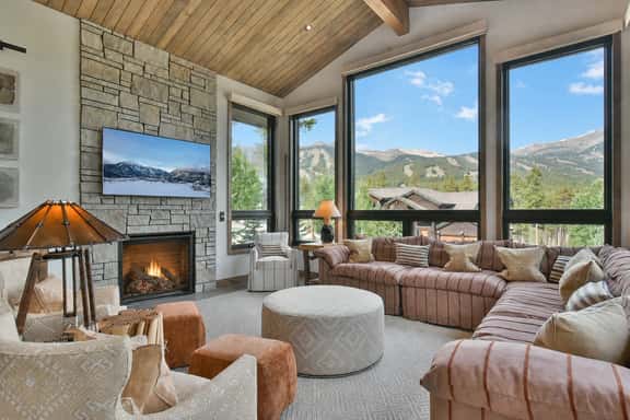 Lonestar Lodge: Sweeping Mountain Views, Hot Tub & Patio - Image 1