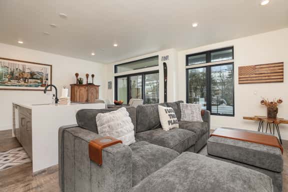 Après Shores Riverfront: Upscale Downtown Retreat - Image 1