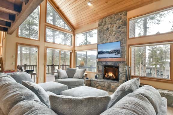 Belle Vue Estate: Mountain Views and Private Hot Tub - Image 1