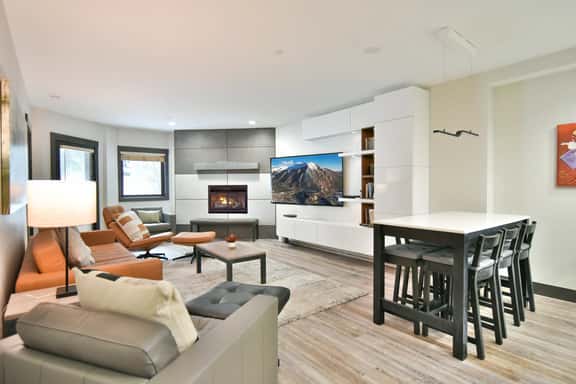 Village Chateaux Après-Ski Condo: Ski In/Out, Resort Amenities - Image 1