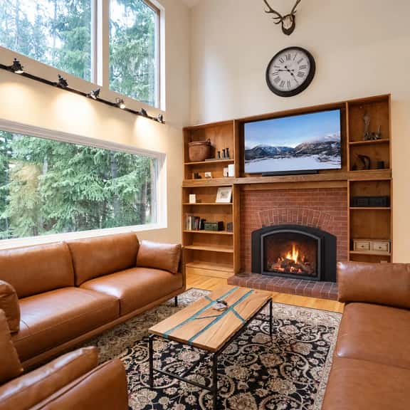 Evergreen Escape: Private Hot Tub & Sauna, On Shuttle Route - Image 1