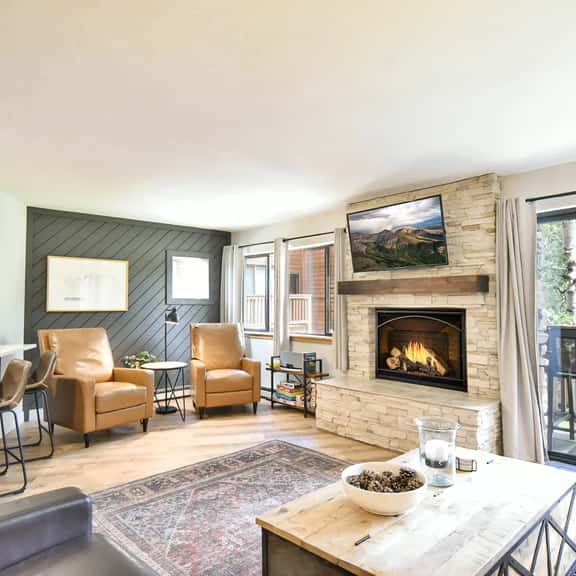 Pine Ridge Off-Piste Condo - Ski In, Walk to Downtown! - Image 1