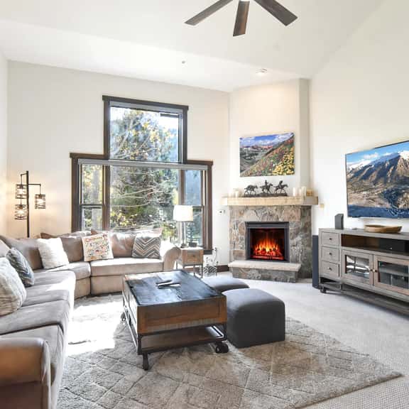 Red Hawk Townhome - Walk to Lifts, Pool/Hot Tub Access - Image 1