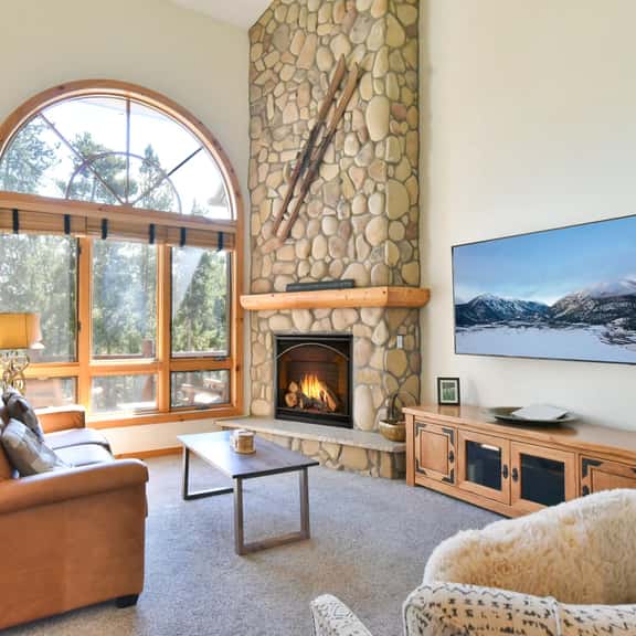 Elk Ridge Retreat Townhome: Private Hot Tub & Pool Access - Image 1