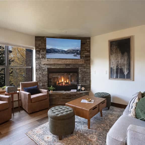 River Mountain Lodge Downtown Condo - Ski In, Mountain Views, Pool/Hot Tub - Image 1