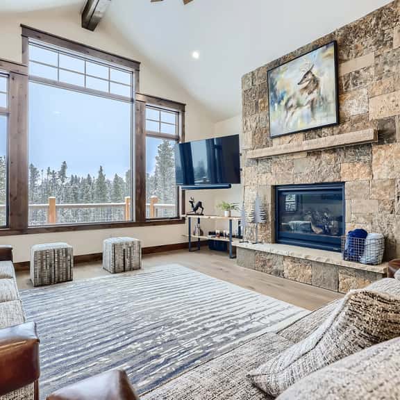 Deere Retreat Home: Hot Tub, Stylish - Image 1