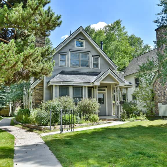 Main Street Retreat: Downtown, Mountain Views, Hot Tub - Image 1