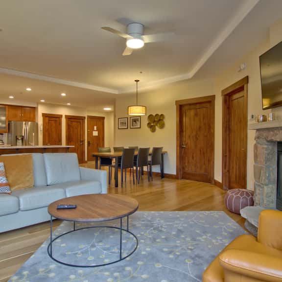 Crystal Peak Pioneer Condo: Slopeside Luxury - Image 1