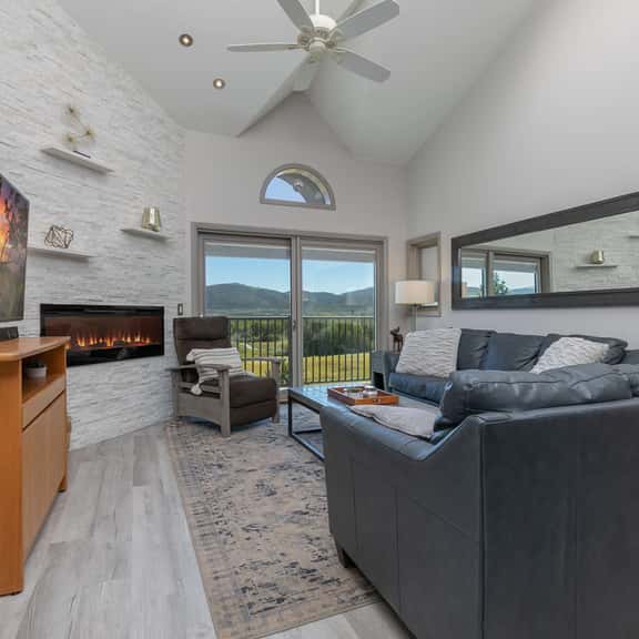 Lake Forest Lakeview Condo: Mountain Views, Close to Town - Image 1