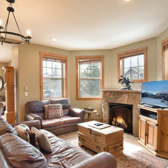 Rachel Lane Home: Views, Style, Hot Tub - Image 1
