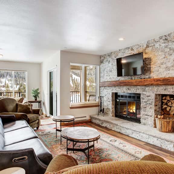 Cinnamon Ridge Après Ski Retreat: Private Hot Tub + Walk to Slopes - Image 1
