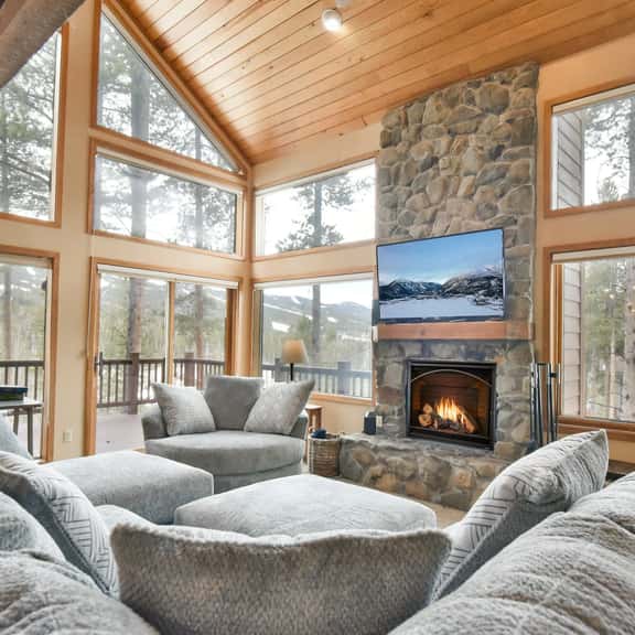 Belle Vue Estate: Mountain Views and Private Hot Tub - Image 1