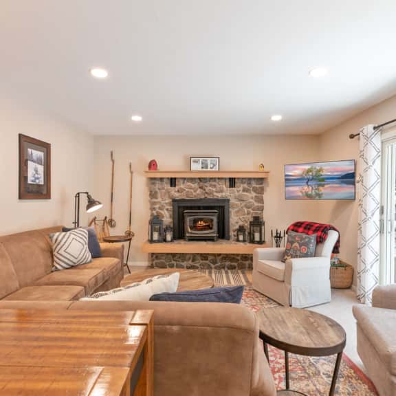 Quicksilver Chalet: Hot Tub, Sleeps 10 - Image 1